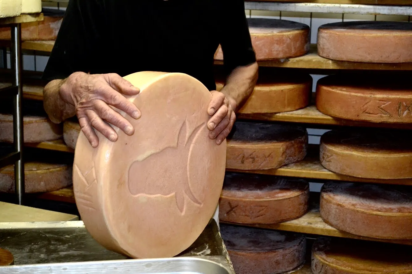 Käseherstellung im Kupferkessel